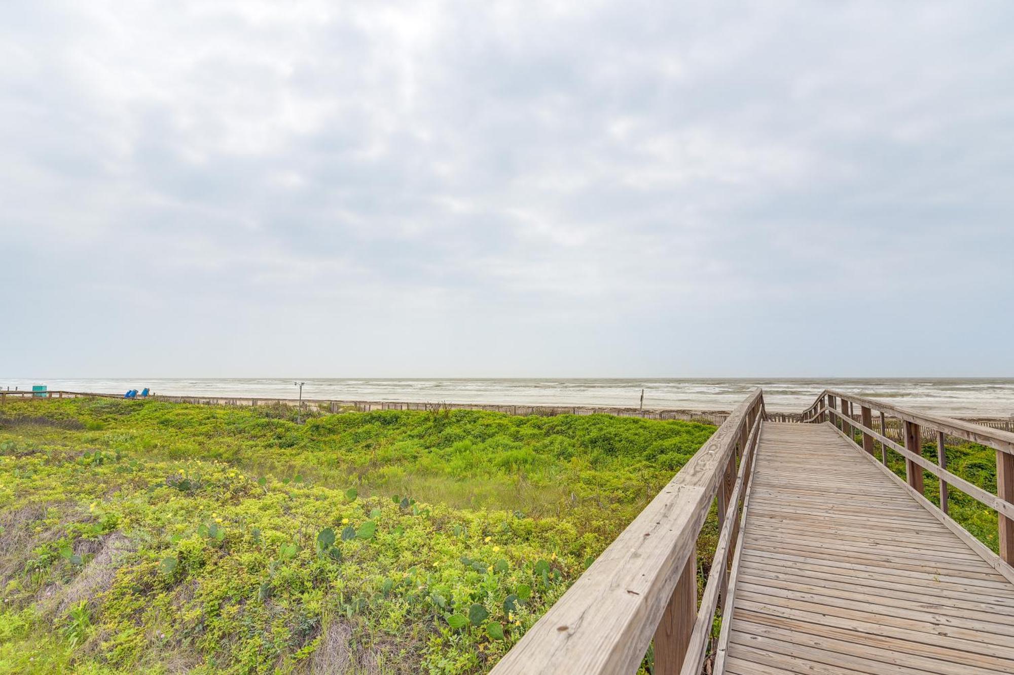 Beachfront Texas Retreat - 2 Decks, Patio And Views! Surfside Beach Exterior photo