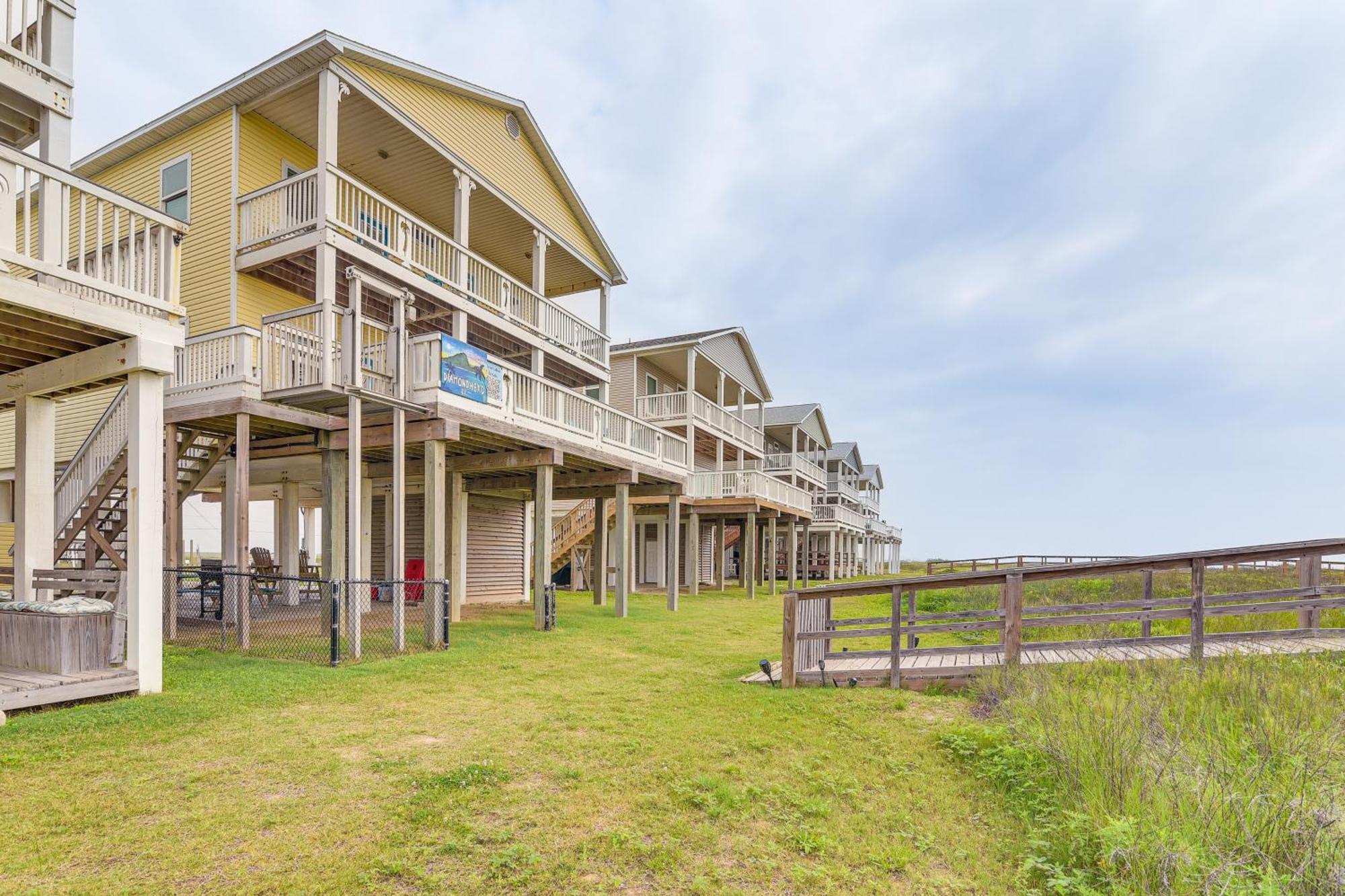 Beachfront Texas Retreat - 2 Decks, Patio And Views! Surfside Beach Exterior photo